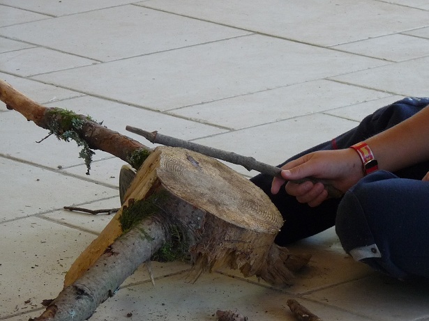 Tambour-tron d'arbre réalisé par Amaury pour mettre en musique le kamishibaï intitulé Amidou, stage pel aux Fourgs, avril 2012