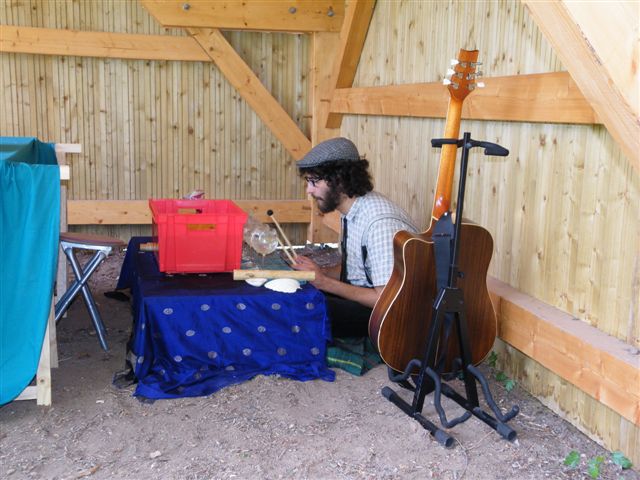 Jordan teixeira accomgne le kamishibaï avec pleins de petits instruments insolites et la guitare