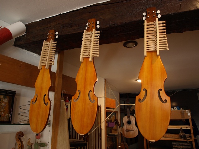 Instruments fabriqués par Jean Gourichon ébéniste apprentie 